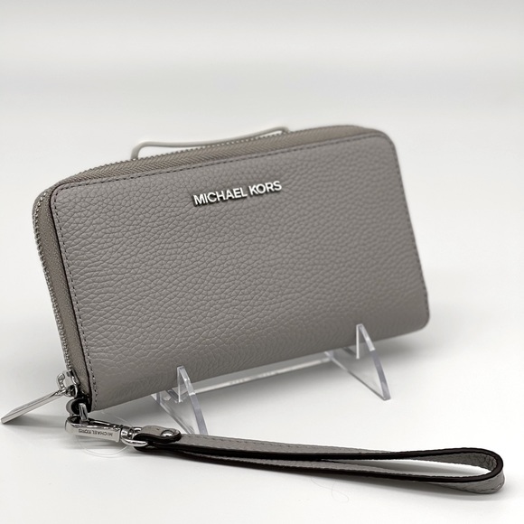 Michael Kors Handbags - Michael Kors JST LG Flat MF Phone Case Pearl Grey